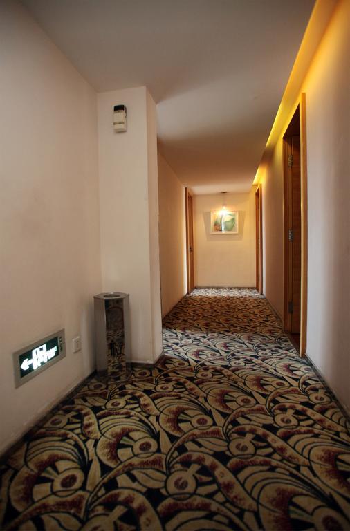 Qingdao Renjia Bussiness Hotel Bagian luar foto